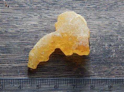 surový kus tigrieho oka s viditeľným hodvábnym leskom