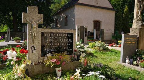 Hrob Anny Bohuslavy Tomanovej v Klášterci nad Orlicí