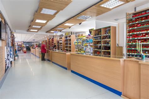 moderné železiarstvo s prehľadným usporiadaním tovaru