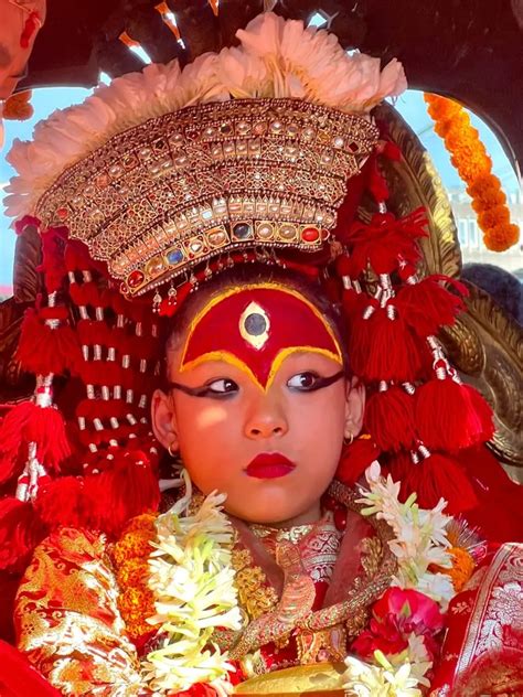 Zblízka fotografia tváre Kumari s namaľovaným tretím okom a tradičným líčením