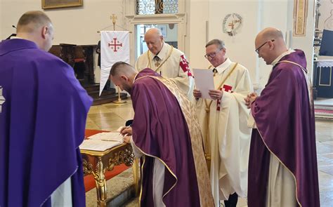 Abstraktná ilustrácia človeka, ktorý sa oslobodzuje od dogiem