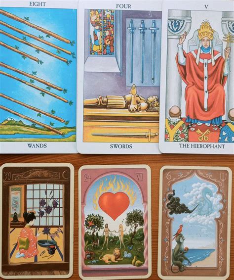 Zobrazenie rôznych ezoterických symbolov a tarotových kariet na stole ako metafora pre hľadanie odpovedí v nejasných systémoch