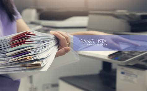 Zmätená osoba hľadajúca radu