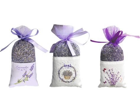 Detailné zobrazenie vnútornej výplne vankúša so sušenými kvetmi levandule