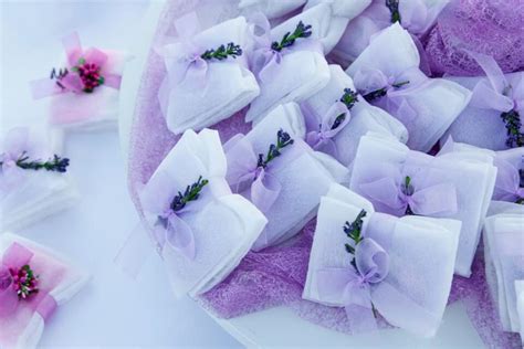 Rustikálne vrecúško so sušenou levanduľou položené na posteli