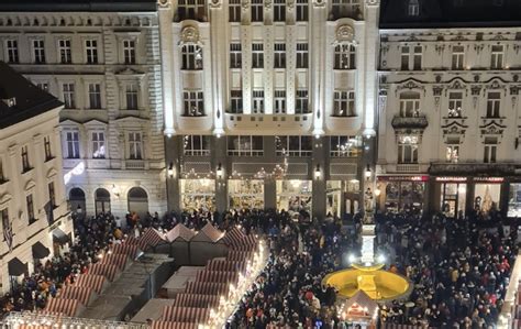 Dlaždica na Svätopeterskom námestí s dátumom atentátu