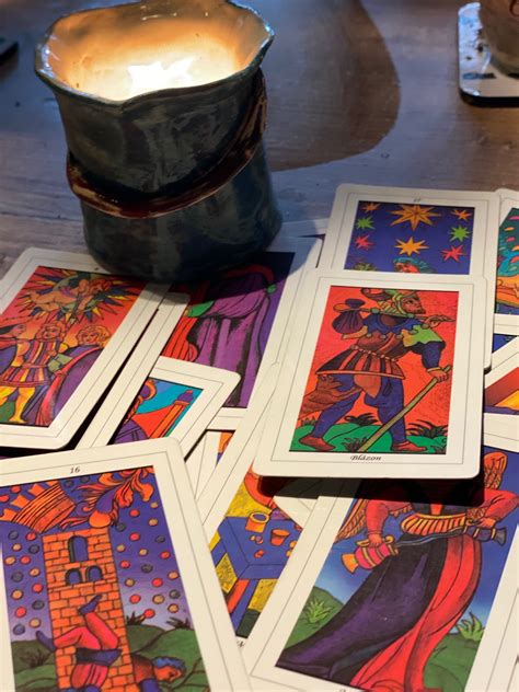 ilustrácia tarotových kariet rozložených na stole pri sviečkach