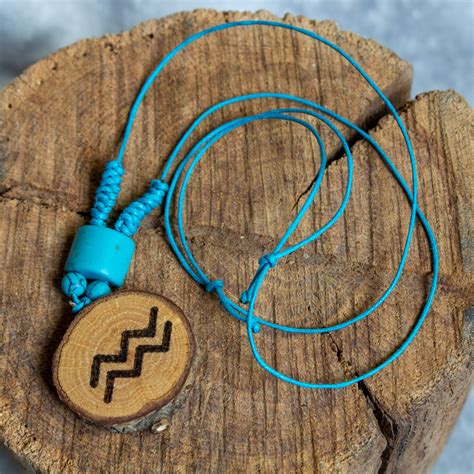 Starožitný talizman a minerály na stole