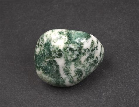 Stromčekový achát a rôzne druhy minerálov