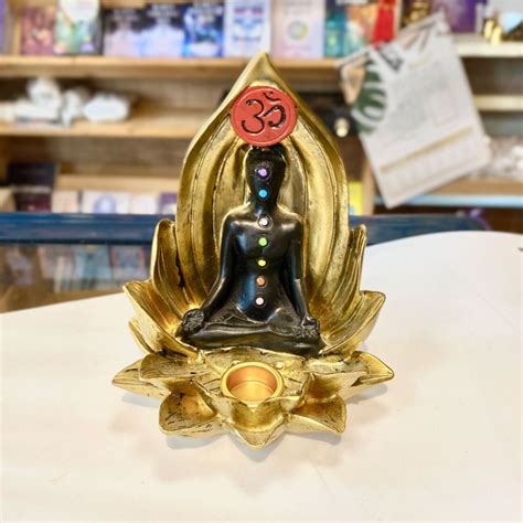 Meditujúca postava v obklopení symbolických anjelských krídiel