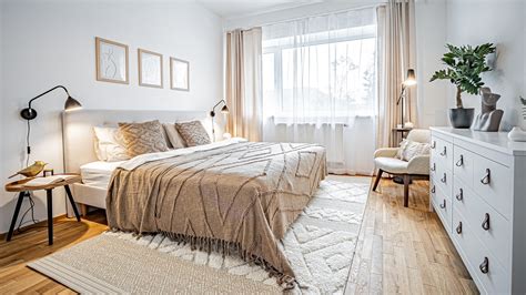 moderná spálňa zariadená v štýle feng shui s jemnými zemitými tónmi