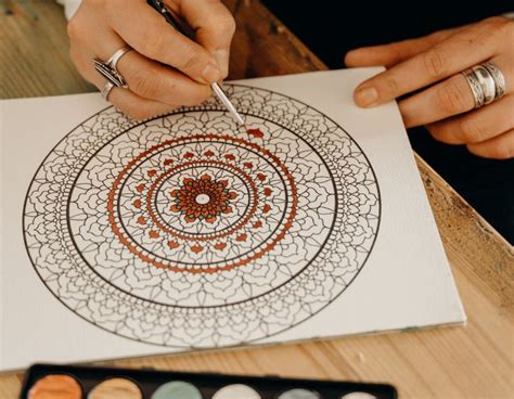 Osoba vyfarbujúca mandalu