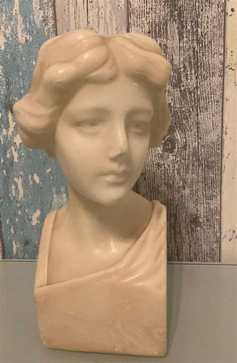 Mramorová socha Héby v antickom štýle