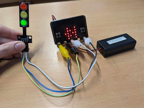 Vizuálna schéma moderného cestného semafora s doplnkovou šípkou