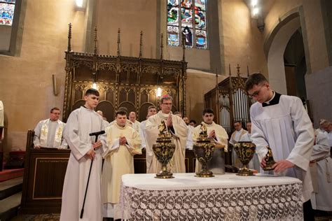 Olej katechumenov a symbolická dlaň kňaza pri krste