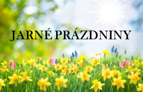 človek prechádzajúci cez jarne rozkvitnutú krajinu