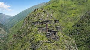 pevne postavená kamenná veža v horách