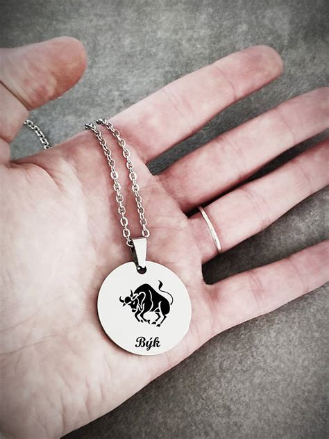 detailná fotografia prívesku v tvare znamenia zverokruhu