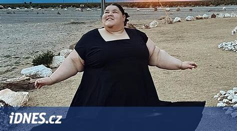 Žena Lev v pôvabnom šate