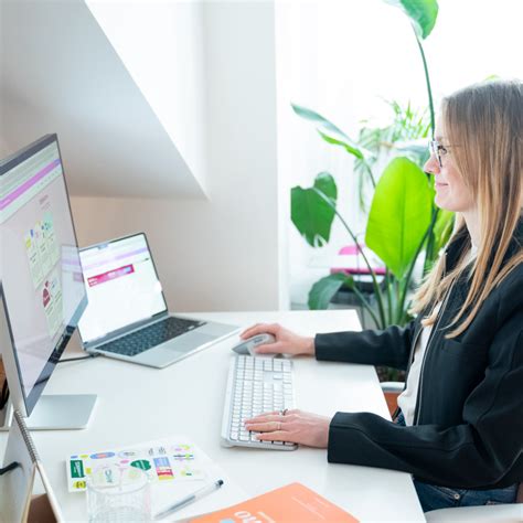 Žena v práci vedie tím