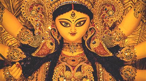 Hinduistická bohyňa Durga s viacerými rukami a jej zbraňami