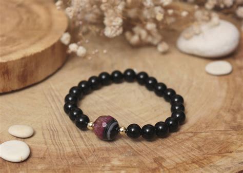 Náramok z minerálov kombinujúci čierne a červené tóny