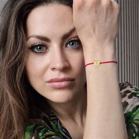 červený kabbalah náramok na zápästí ako symbol ochrany