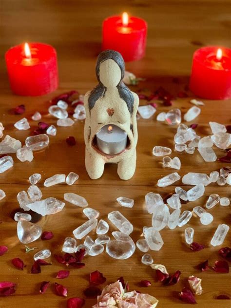 Zobrazenie bohyne Lady so symbolmi plodnosti a lásky