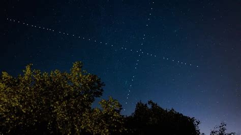 Zobrazenie mesačných fáz na nočnej oblohe a ich symbolické prepojenie s prírodou