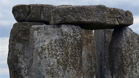 Zobrazenie rôznych runových symbolov vyrytých do kameňa v severskom štýle