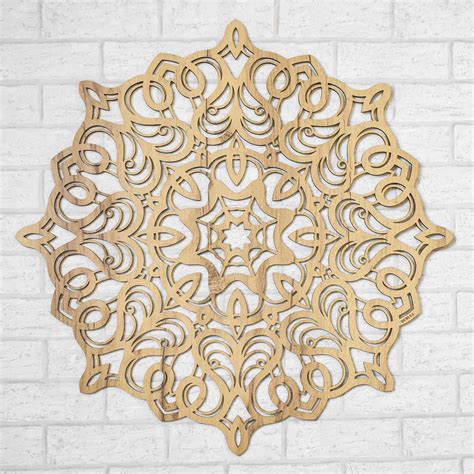 Zložitá geometrická mandala tetovaná na predlaktí