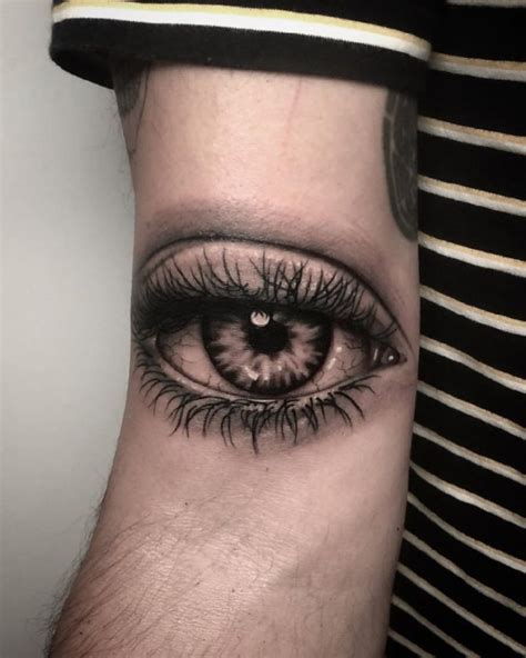 Mužské tetovanie mandaly na ramene s prvkami geometrie