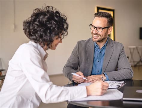 Dizajnér konzultuje s klientom