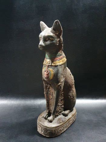 Zobrazenie sochy Bastet v jej typickej mačacej podobe