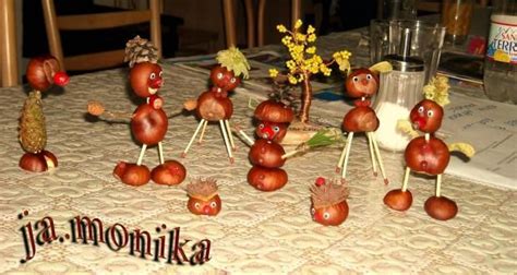 Fotografia slávnostného stola s jesennými plodmi, tekvicami a dekoráciami z gaštanov