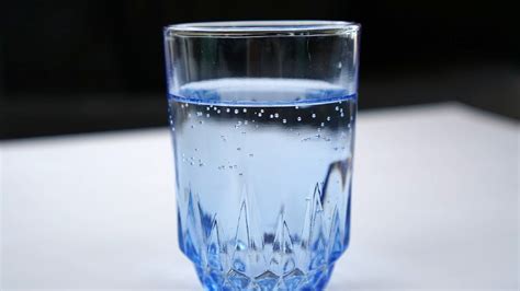 Magické pomôcky: špachtlička, cukor a voda v pohári