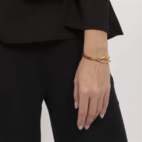 olivínový náramok na zápästí