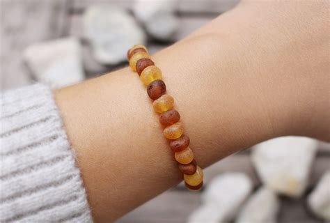 Jantárový náramok ako ochranný doplnok pre znamenie Rak
