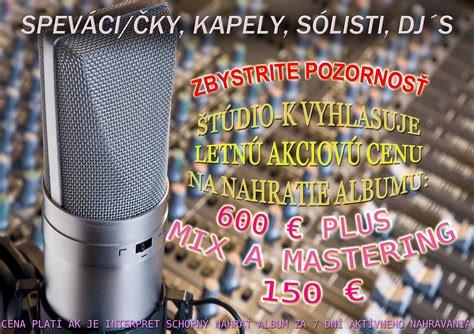 Detailný záber na hudobné štúdio, kde prebieha nahrávanie spevu