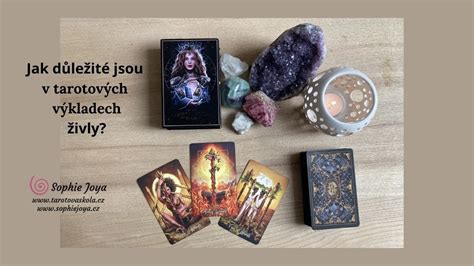Staroveké symboly tarotu a runových kameňov v meditatívnom prostredí