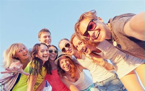 Skupina ľudí pri spoločenskej aktivite