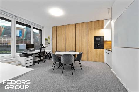 Moderný minimalistický kancelársky priestor s prvkami prírodnej harmónie