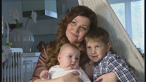 Matka v znamení Strelca hrajúca sa so svojimi deťmi v prírode