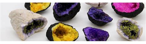 Vizuálne porovnanie geódy ametystu s bežným šperkárskym kameňom