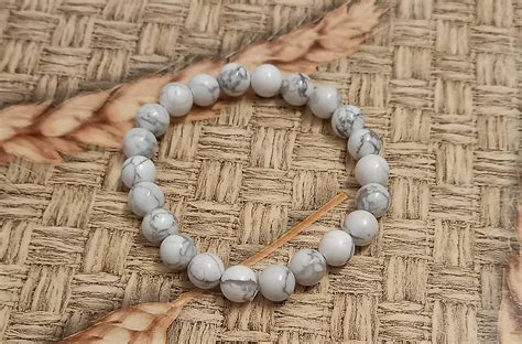 náramok z prírodných kameňov na ruke