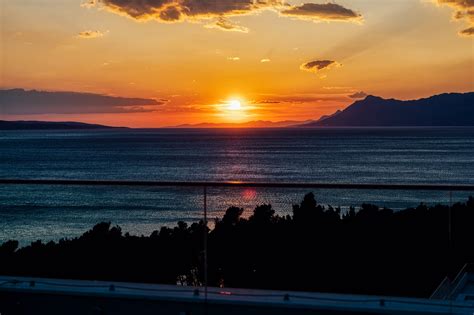 Dvojica v rozhovore pri západe slnka