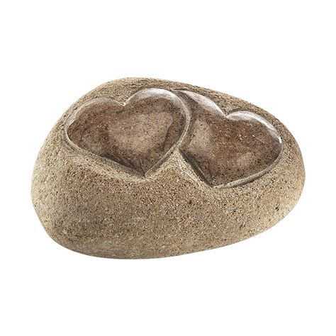 Dve figúrky, jedna ohnivá a druhá z kameňa, stojace oproti sebe