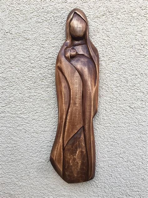 drevená soška matka s dieťaťom