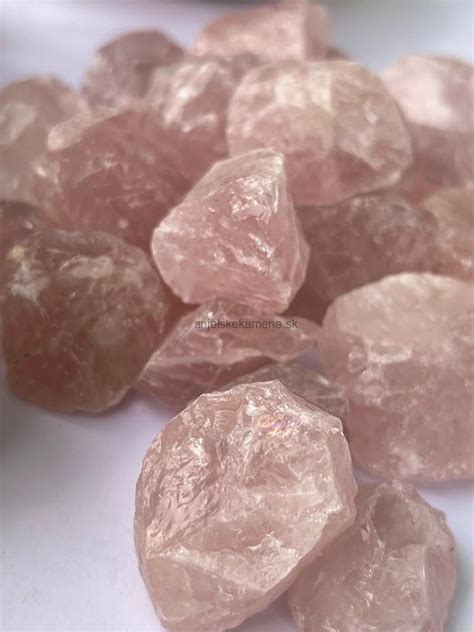 estetický záber na surový a opracovaný ruženín