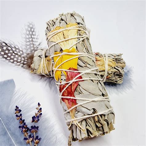 ukážka čistenia ruženínu pomocou dymu zo šalvie